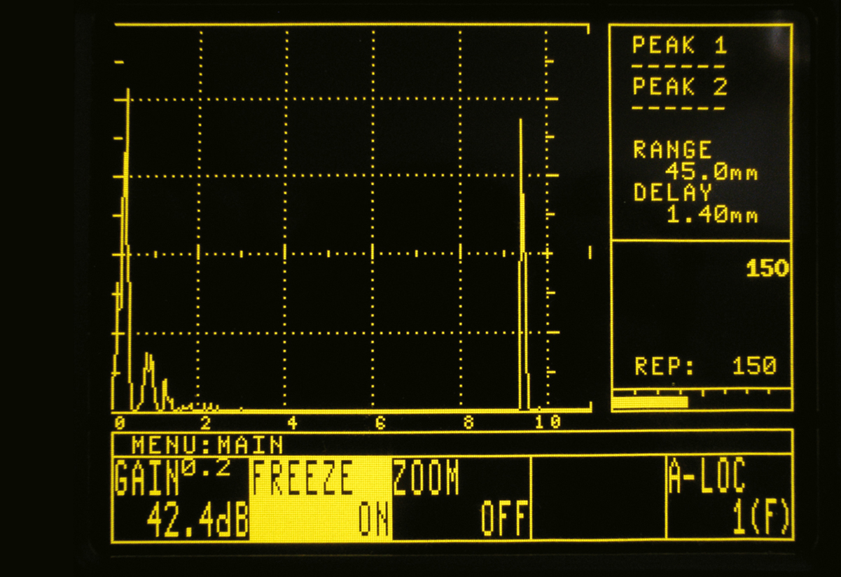 Obr. 13: Echogram spojovacího šroubu 1, UZ přístroj SONIC 1200HR, přímá piezoelektrická sonda s frekvencí 10 MHz