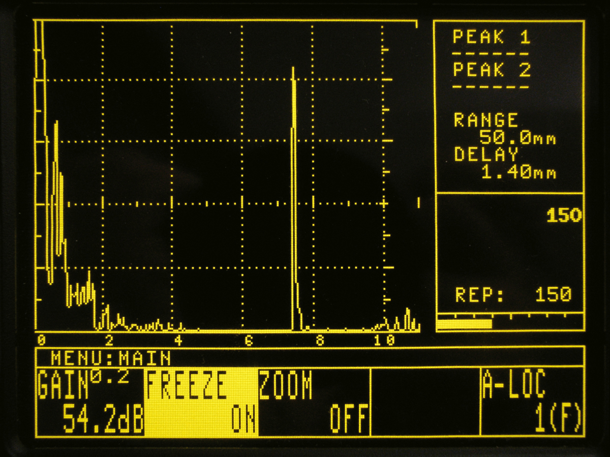 Obr. 13: Echogram spojovacího šroubu 1, UZ přístroj SONIC 1200HR, přímá piezoelektrická sonda s frekvencí 10 MHz