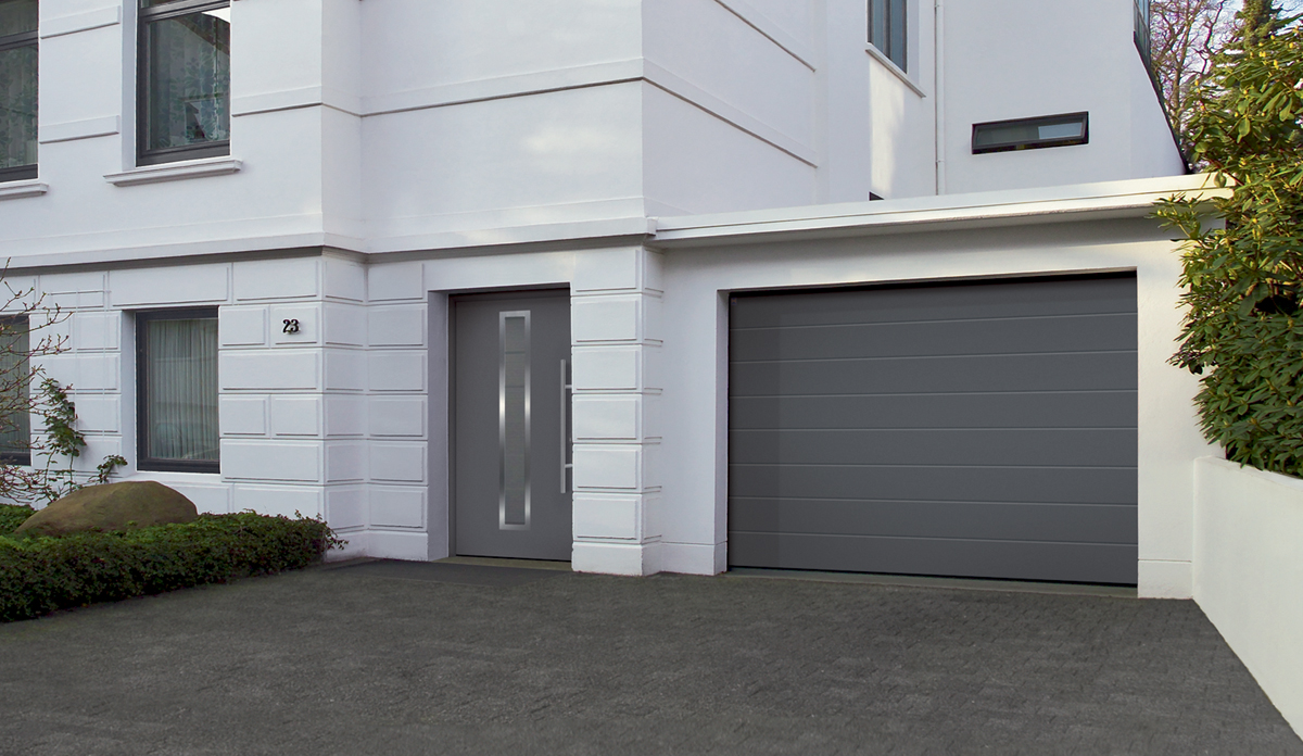 Sekční garážová vrata RenoMatic a vstupní dveře RenoDoor v provedení Titan Metallic