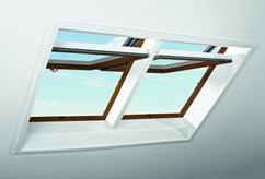 Střešní okno Roto Designo R7 v dekoru Zlatý dub