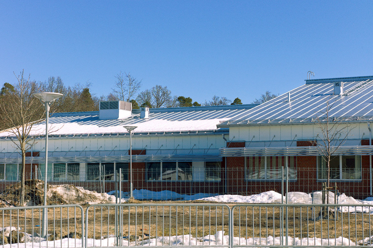 Švédskou školu z roku 1980 zdobí nová bezúdržbová falcovaná střecha z aluzinku, okapový systém Rainline a bezpečnostní prvky Protect. Kompletní stavební systém, ale také moderní vzduchotechnický systém dodala firma Lindab, divize Profil a divize Vzduchotechnika.