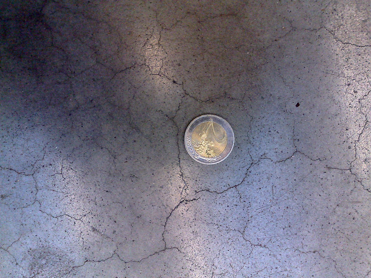 Obr. 7: Sieť jemných zmrašťovacích trhliniek