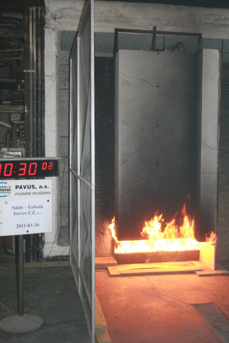 Isover TWINNER a zateplovací systém ETICS ve 4. a 30. minutě zkoušky dle ISO 13 785-1 a národní přílohy NA. K šíření požáru ani k odkapávání nedochází.