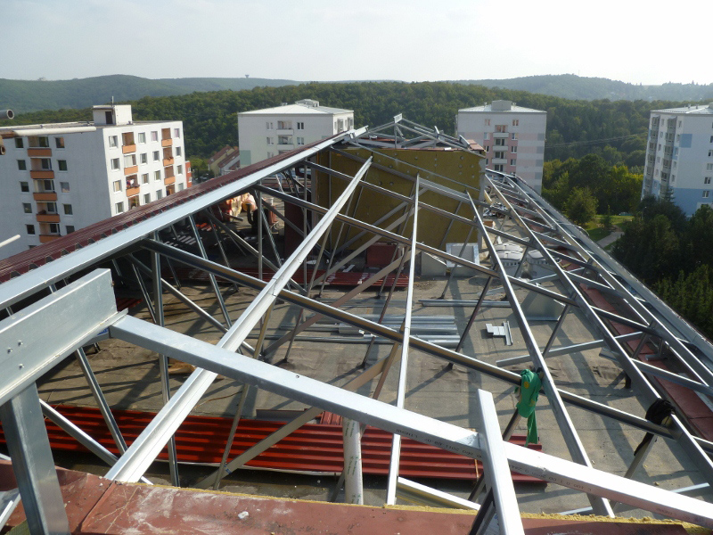 Systém LindabRoof na rekonstruovaných střechách paneláků v Brně-Bystrci