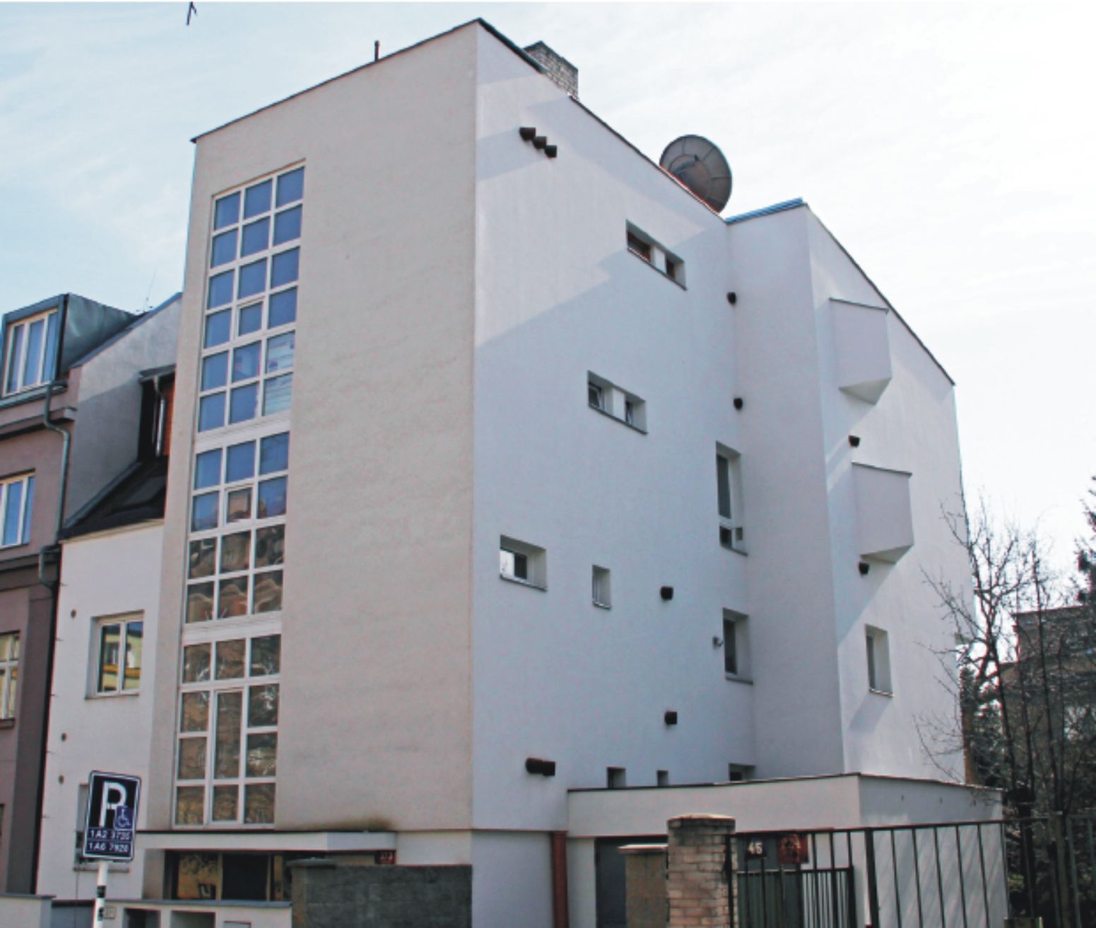 Bytový dům Kladenská 43, Praha 6. Architekt/projektant: Doc. Ing. akad. arch. Jiří Mojžíš; zhotovitel fasády: IPOT, s. r. o.; investor: SBD Kladenská 43.