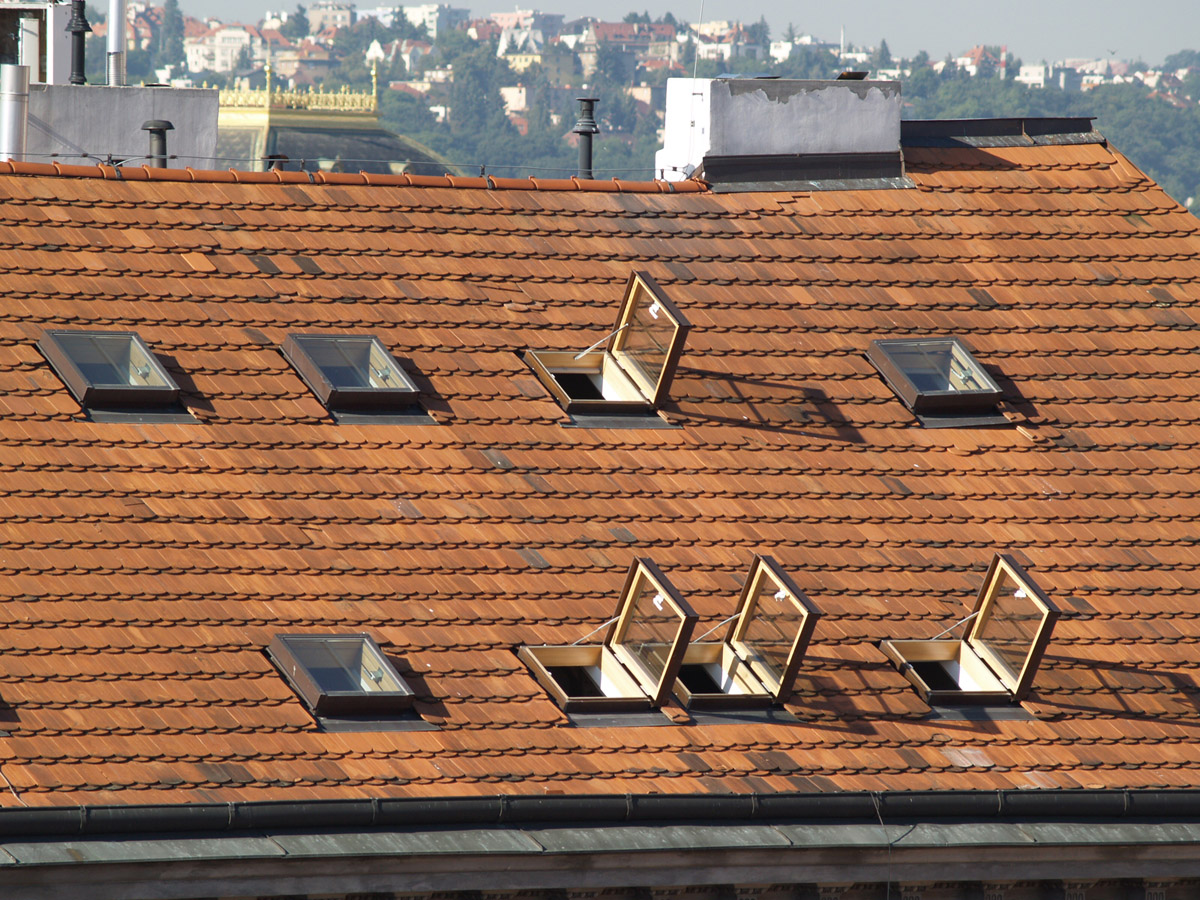 Střešní okna Solara KLASIK, repliky kominických výlezů, Praha