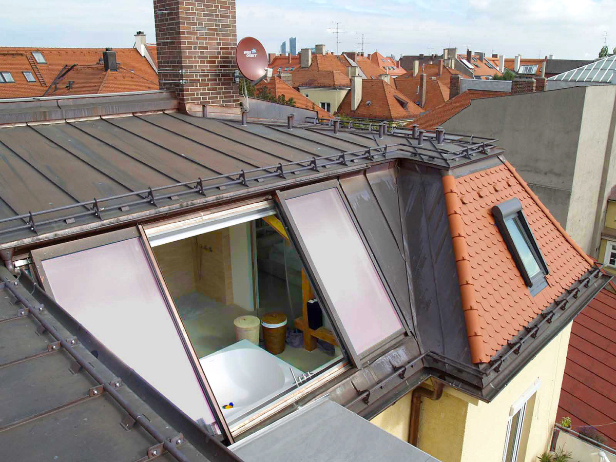 Posuvné střešní prosklení Solara PERSPEKTIV v koupelně střešního bytu, Mnichov