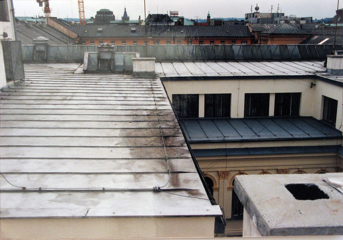 Obr. 22: Okraj střechy s opačným sklonem – silné zatékání do letité krytiny v Opletalově ulici v Praze