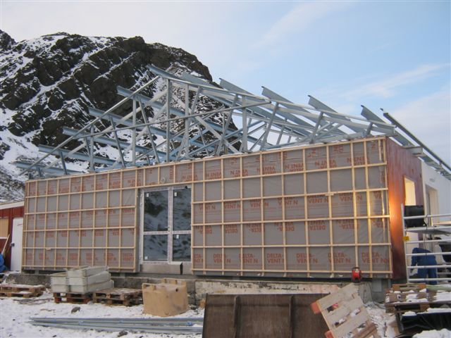 Ocelový vaznicový systém konstrukce střechy Lindab Roof s přesahy u okapu 230 mm a ve štítech 400 mm přes vnější líc fasády. Zakrátko byl pokryt krytinou Lindab v povrchové úpravě Classic v barvě tmavě šedé