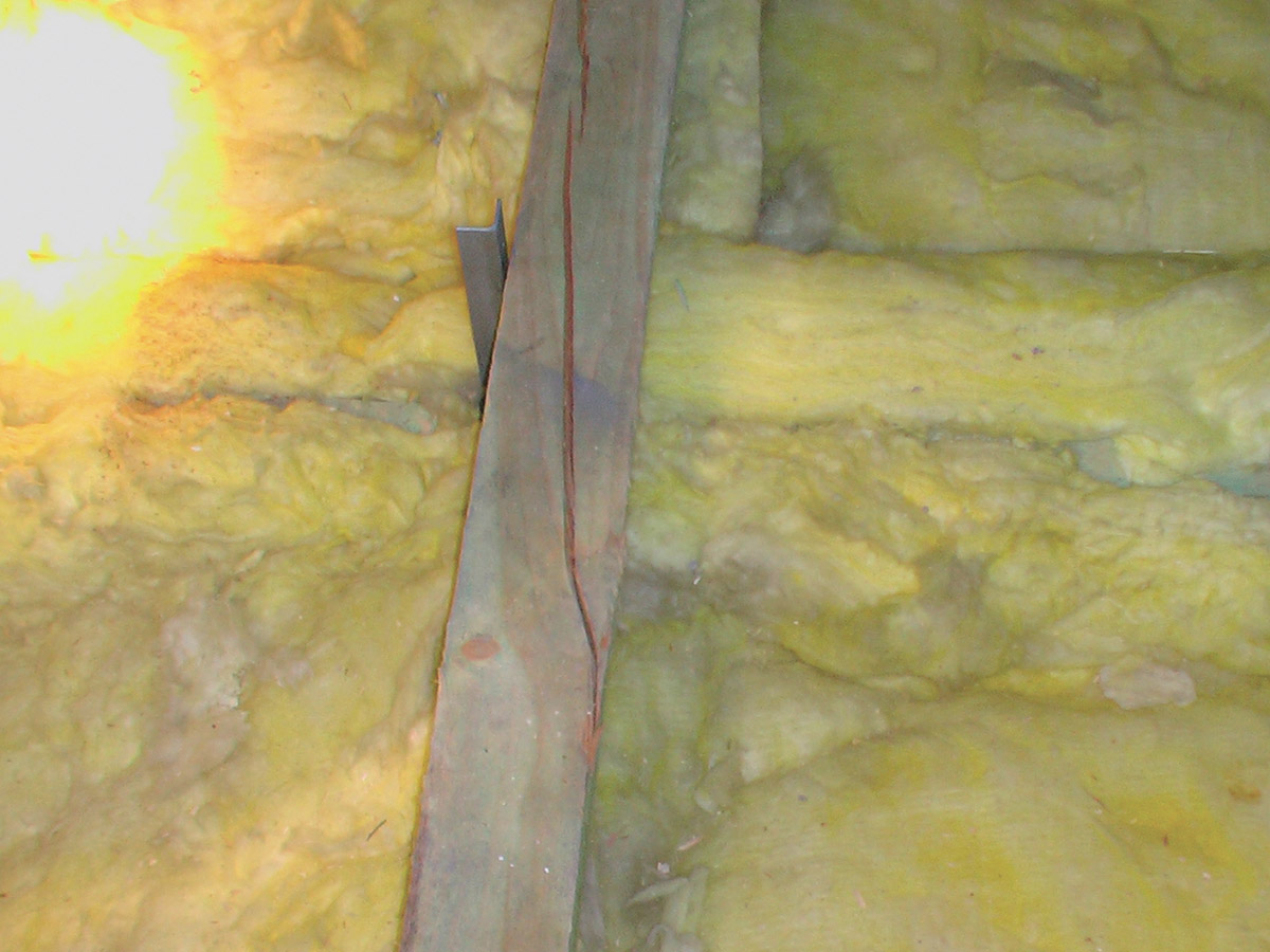Nekvalitní řezivo na spodní pásnici vazníku (na obrázku vazník rozponu 20 m)
