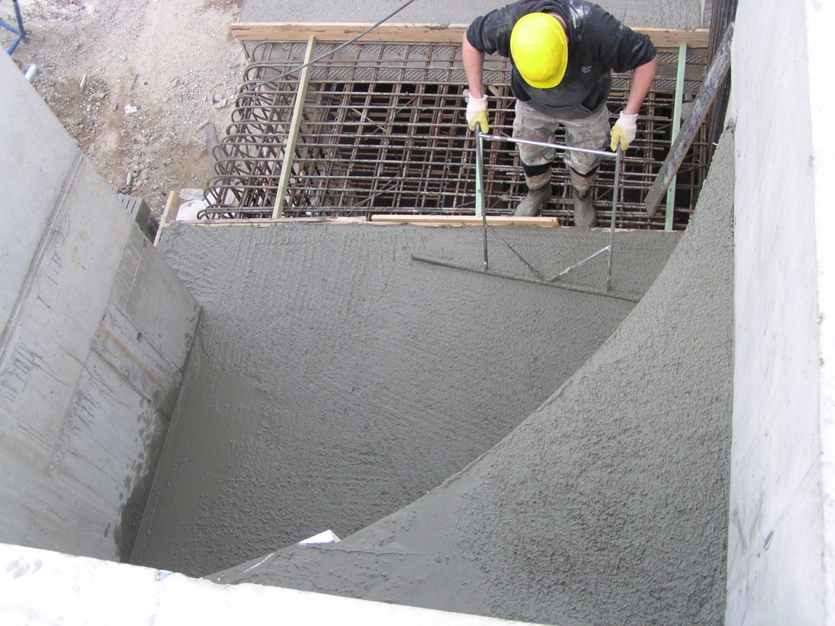 Ukládka cementových pěn PORIMENT je možná i na hůře přístupných místech staveb