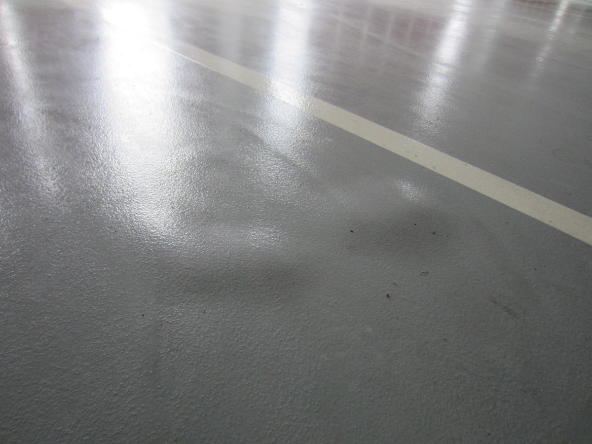 Obr. 6: Výdutě epoxipolyuretanové povrchové úpravy v nadzemních parkovacích garážích