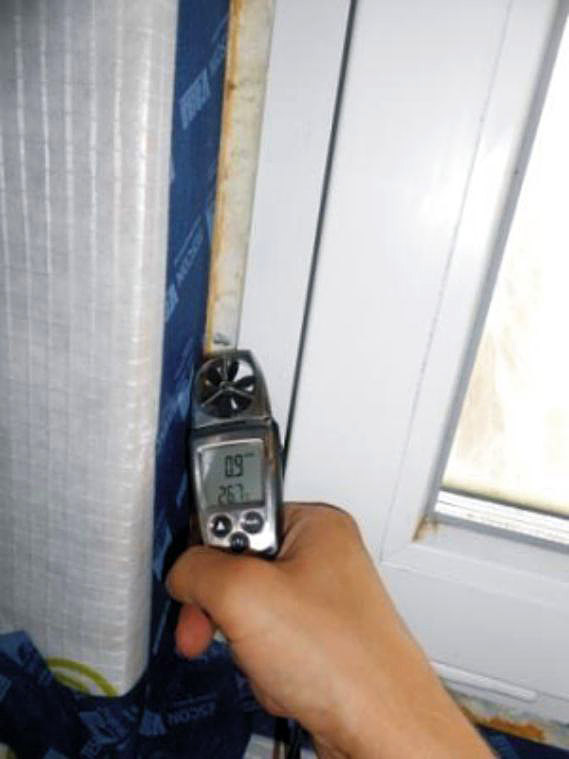 Detail řešení okenní připojovací spáry. Nevhodné použití okenní nízkoexpanzní pěny místo těsnicí pásky. 