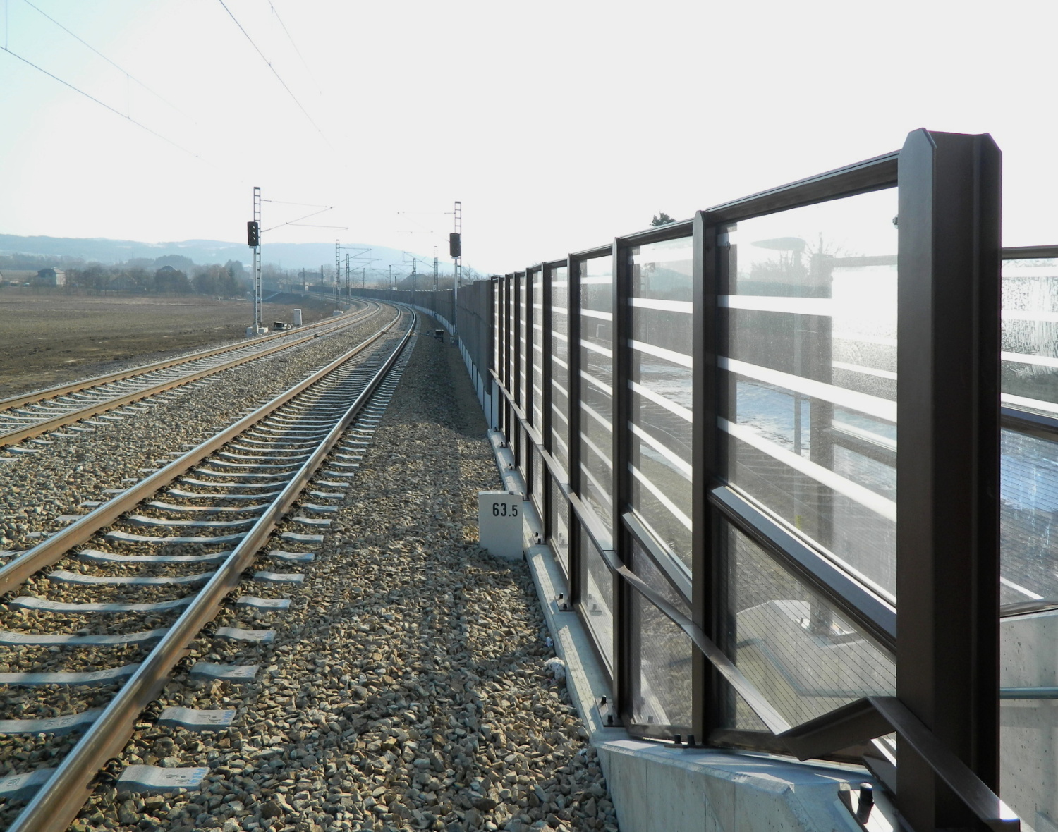Obr. 8: Protihlukové stěny u železničního koridoru