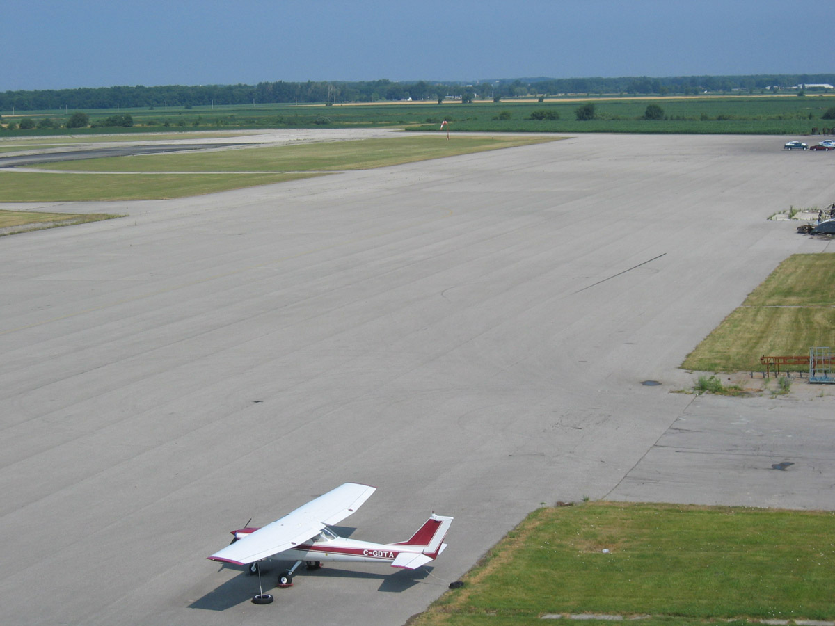 Letiště Centralia – snímek pořízený během roku 2005, kdy byla prováděna kompletní prohlídka plochy