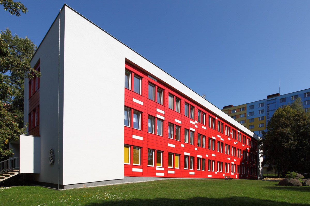 Rekonstrukce fasády z boletických panelů Domu dětí a mládeže v Ústí nad Labem