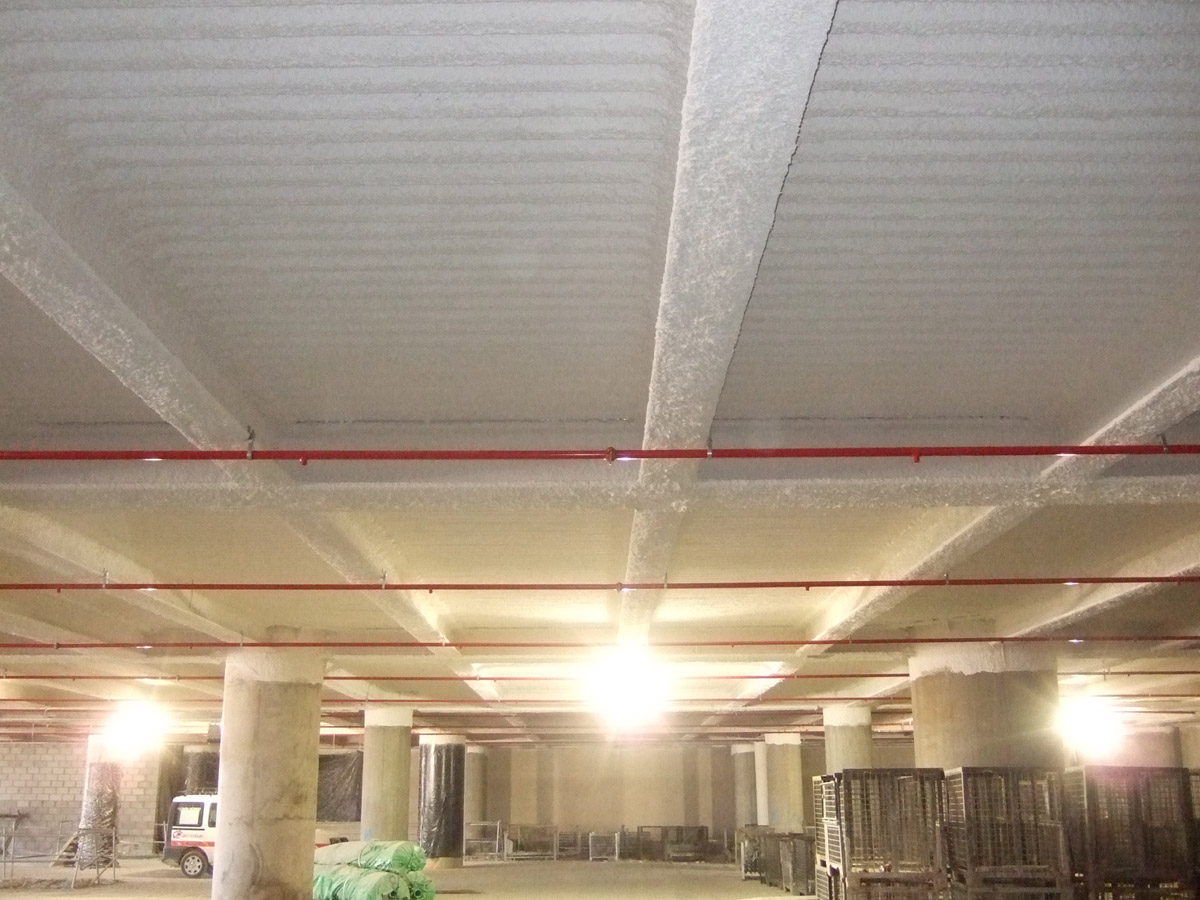 Ochrana ocelového nosného skeletu a spřaženého ocelobetonového stropu. Letiště Frederika Chopina, Varšava, Polsko.