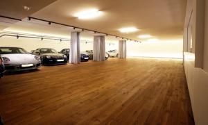 Přibližně 300 m2 parket bylo v garáži lepeno polyuretanovým lepidlem Thomsit P 625