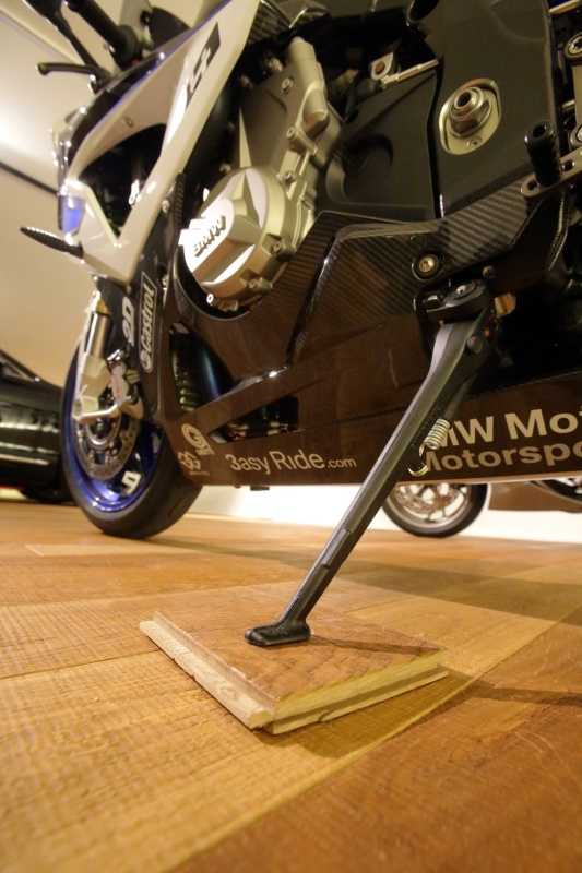 Aby se zabránilo bodovému zatížení, jsou pod stojany motocyklu malé kousky prken