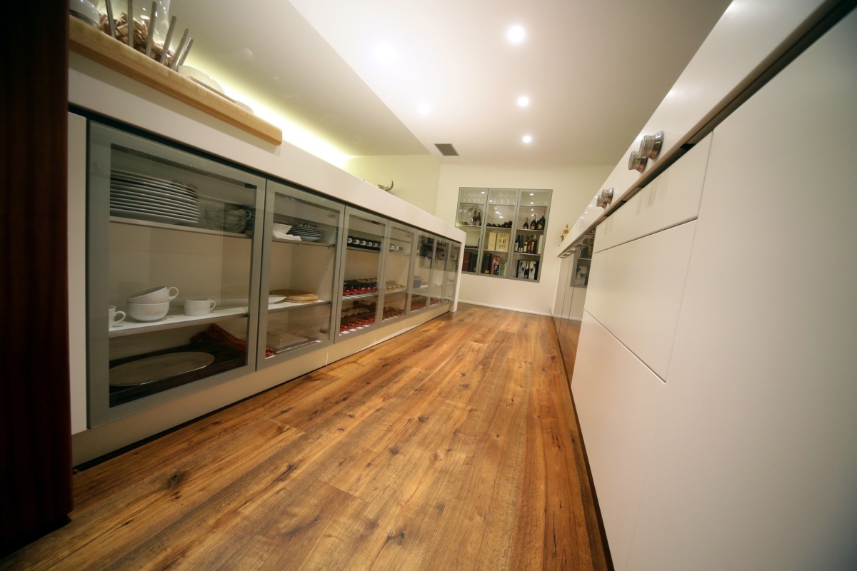 Přibližně 400 metrů čtverečních dubové dřevěné podlahy bylo položeno i v domě, včetně vinotéky