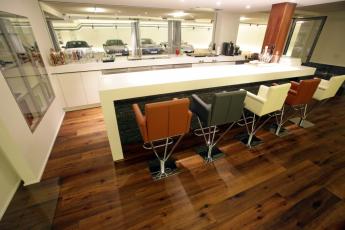 Prosklená stěna vinotéky