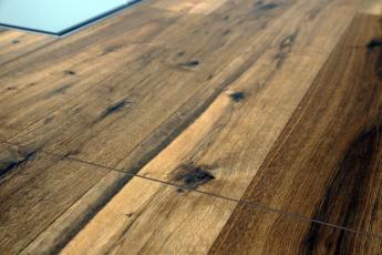 S cílem zachovat celkový harmonický dojem jsou na dilatační spáře lepeny i jednotlivé palubky