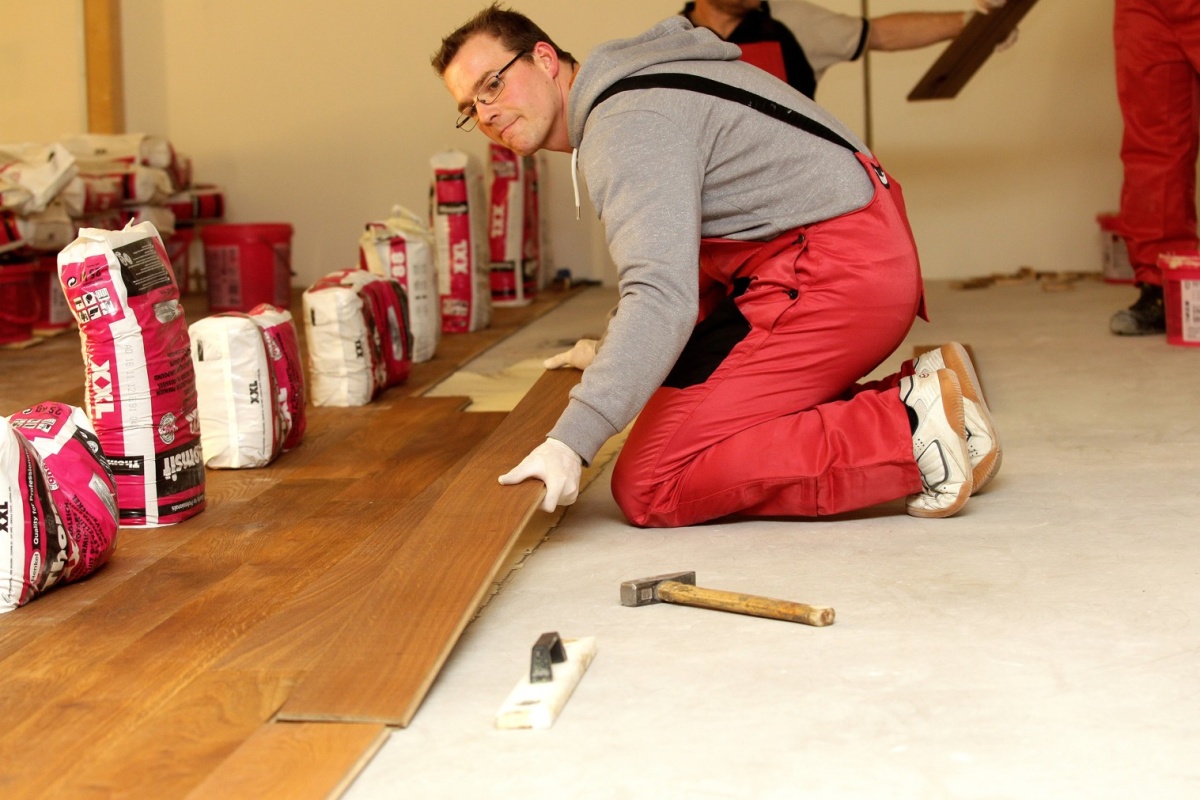 Až 3,5 m dlouhé parketové lamely jsou opatrně položeny na vrstvu lepidla