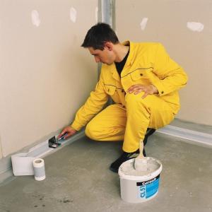 Osazení těsnicího pásu do hydroizolační stěrky v interiéru