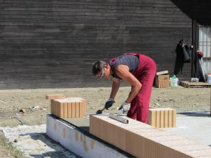 Obr. 5: Založení první řady zdiva z broušených cihel