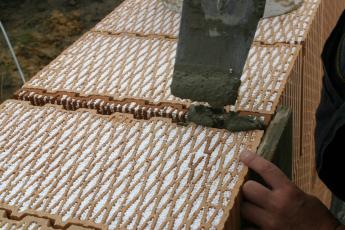 Obr. 6: Vyplnění spár v obvodovém zdivu