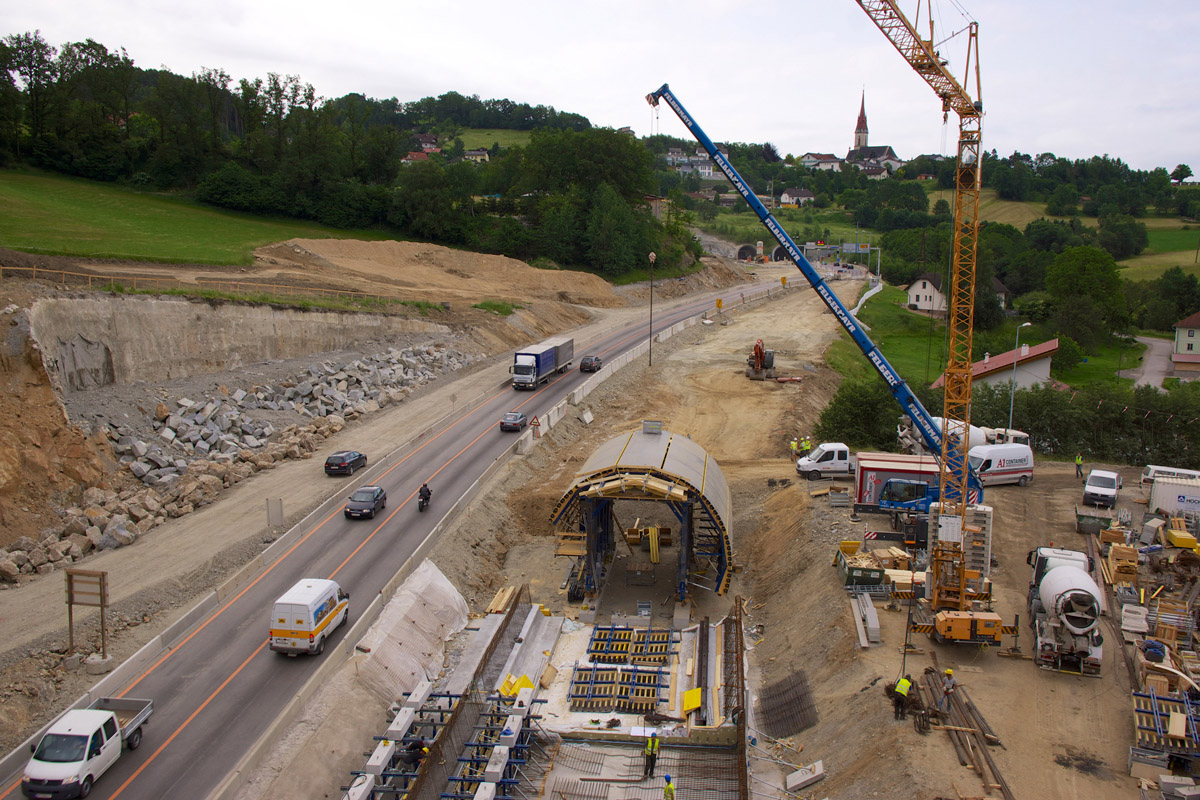 Vysoké hospodárnosti a flexibility betonáže je dosahováno díky stavebnicovému systému bednění tunelu (foto Helipix)