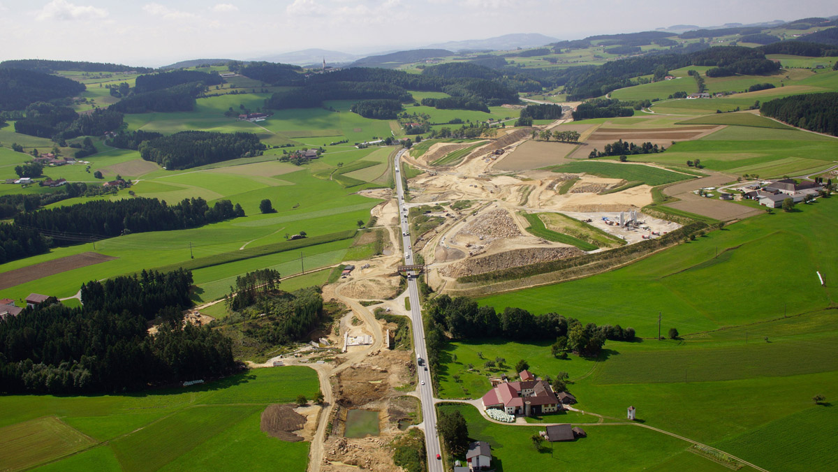 22 km dlouhá rychlostní silnice S 10 propojuje hornorakouskou centrální oblast a jižní Čechy (foto Helipix)