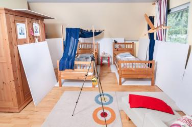 Protože dům je zařízený, desky byly na 24 hodin uvnitř volně rozmístěny. Koncentrace formaldehydu za tu dobu klesla o 40 %. Protože dům je zařízený, desky byly na 24 hodin uvnitř volně rozmístěny. Koncentrace formaldehydu za tu dobu klesla o 40 %.