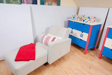 Protože dům je zařízený, desky byly na 24 hodin uvnitř volně rozmístěny. Koncentrace formaldehydu za tu dobu klesla o 40 %. Protože dům je zařízený, desky byly na 24 hodin uvnitř volně rozmístěny. Koncentrace formaldehydu za tu dobu klesla o 40 %.