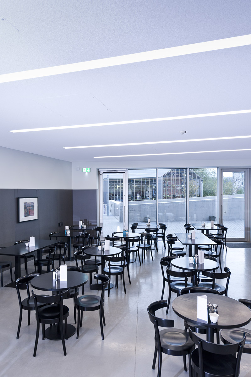 V kafetérii u Hepworth Art Gallery ve Wakefieldu od kanceláře David Chipperfield Architects umožňuje bezespárý akustický strop optimální srozumitelnost hovoru