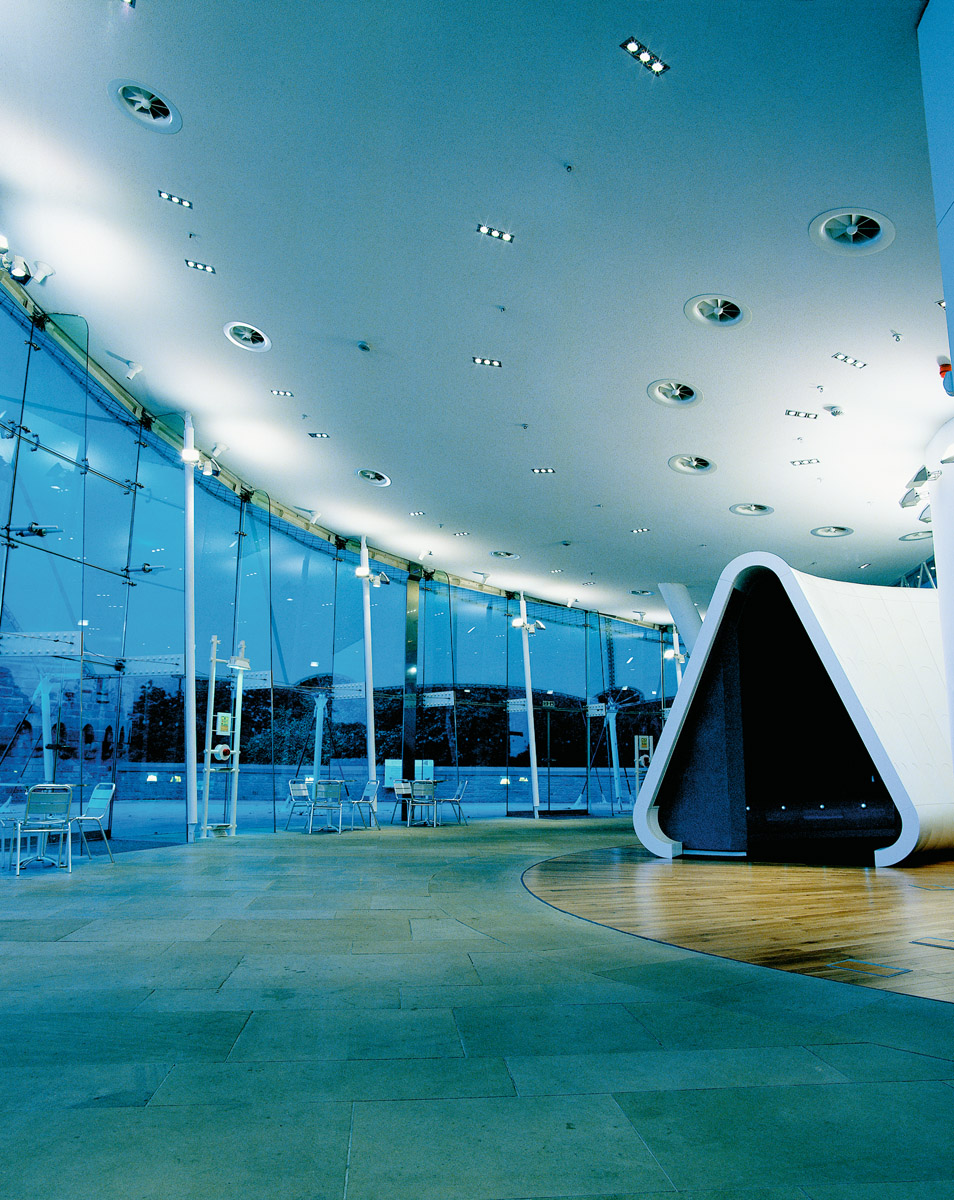 Akustický strop v konferenční místnosti Geo-Science-Centre v Edinburgu přizpůsobili architekti z 442 Design tvaru fasády a střechy