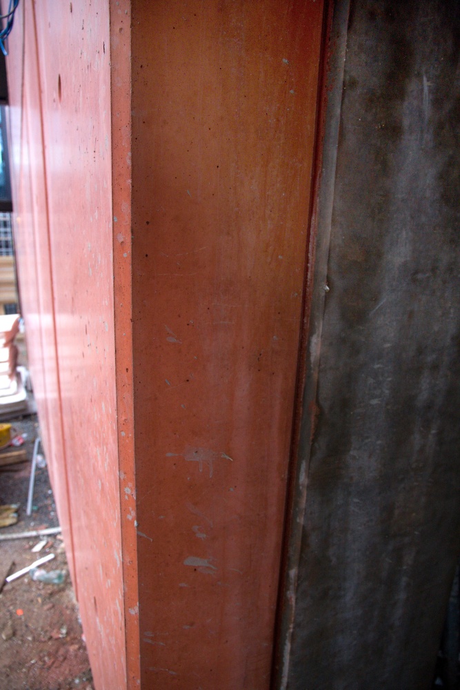 Detail betonu COLORCRETE na rohu hlavního průčelí 