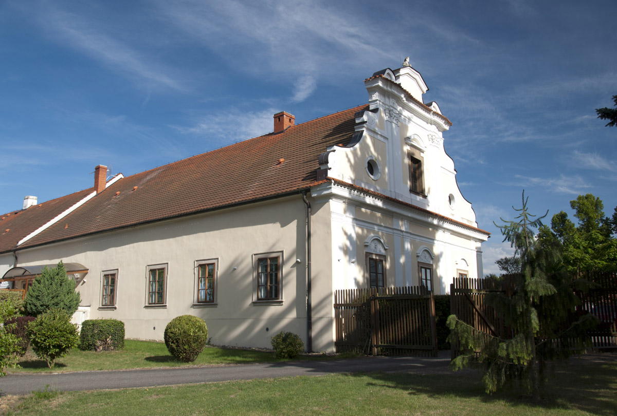 Často používané je zateplení stropů a kleneb historických budov. Příkladem je aplikace foukané izolace Climatizer Plus® na zámku Liteň, kterou realizovala dodavatelská firma Jiří Nejedlý.