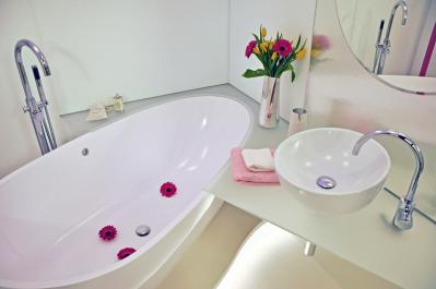 Realizace vítězného návrhu. obklad stěn: Matelac Pure White SAFE a Oltreluce Silver Waves SAFE, zrcadlo s fazetou v bezpečnostní verzi: Mirox Clear SAFE, horizontální deska Matelux Double Sided ze škály skel AGC Flat Glass Czech, zařizovací předměty SIKO