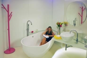 Autorka vítězného návrhu Jana Compeľová ve „své“ realizované koupelně v showroomu Siko na Zličíně