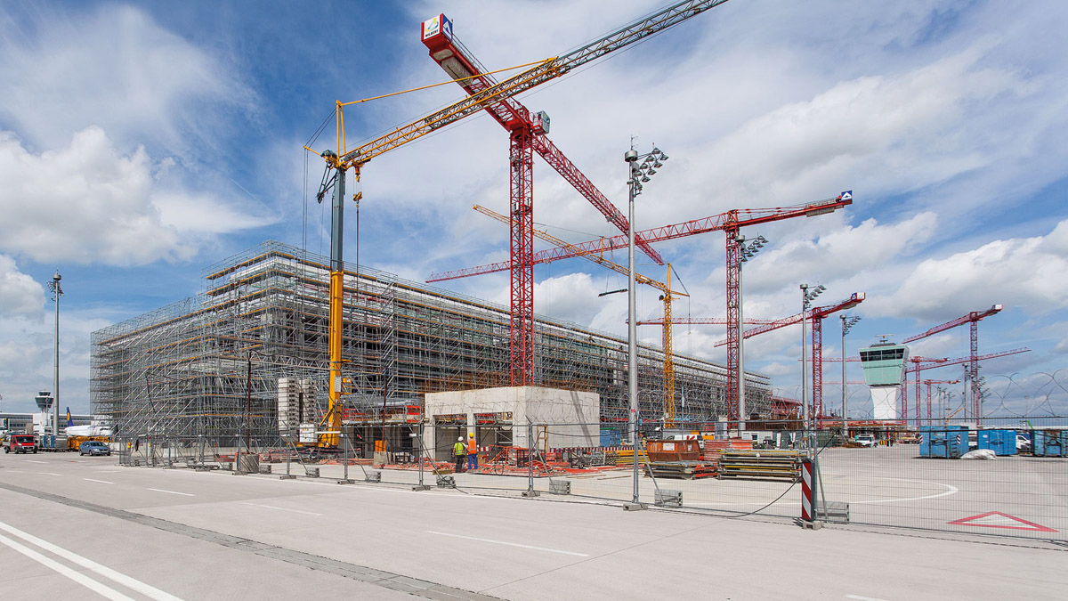 Konstrukce lešení PERI UP spolehlivě odděluje stavbu od provozu na letišti, zároveň slouží při úpravě fasády jako pracovní lešení. Návrh lešenářských konstrukcí vypracovaný techniky z Weißenhornu doplňují schodišťové výstupy a přemostění.