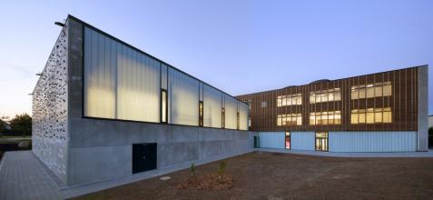 Dostavba základní školy v Roztokách Dostavba základní školy v Roztokách