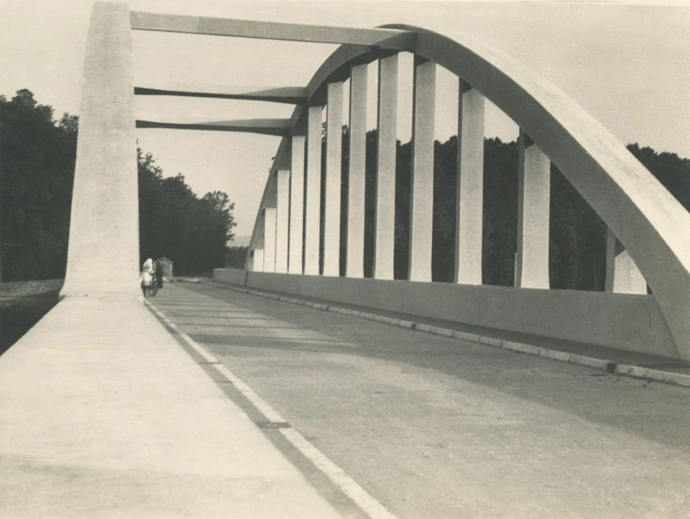 Původní most na historické fotografii z doby po dokončení (foto z webu www.starybzenec.cz, Jindřich Büchler a Starý Bzenec)