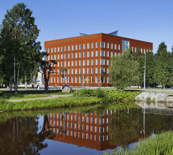 Patinující ocelový plech Cor-Ten na fasádě budovy městské správy ve finském Oulu