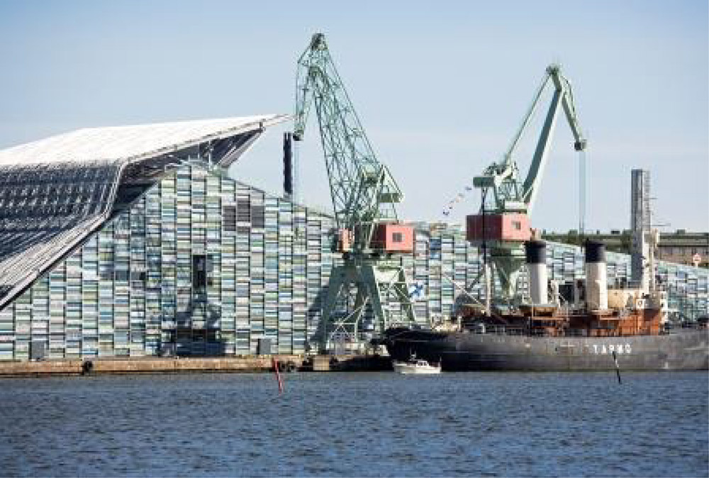 Budova Námořního centra Vellamo je dlouhá přibližně 300 metrů a rozkládá se na ploše přesahující 14 000 metrů čtvrtečních
