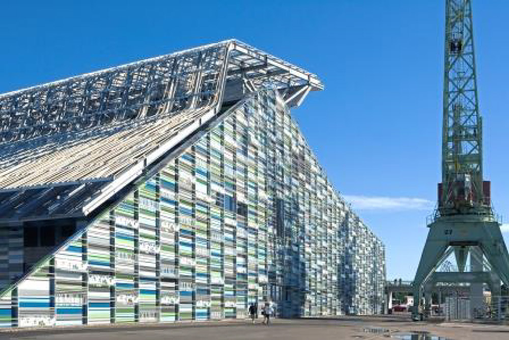 Fasáda centra Vellamo zachycuje vzdouvající se mořskou hladinu a byla vytvořena z ocelových fasádních lamel v osmi různých barvách, které dodala společnost Ruukki