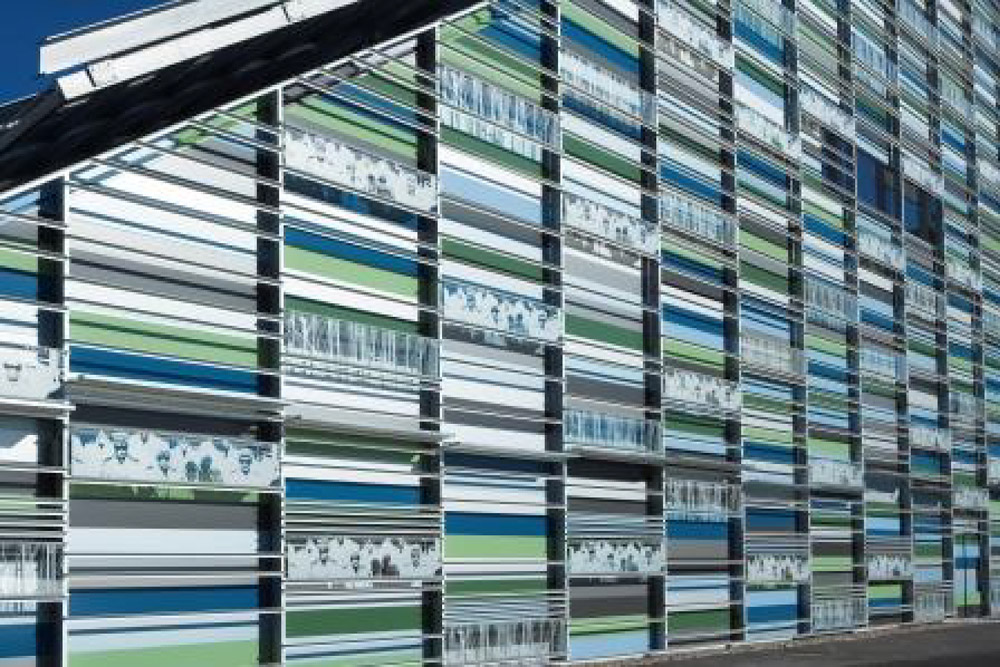 Fasáda centra Vellamo zachycuje vzdouvající se mořskou hladinu a byla vytvořena z ocelových fasádních lamel v osmi různých barvách, které dodala společnost Ruukki