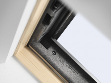 Izolace VELUX ThermoTechnology využívá v konstrukci střešního okna vysoce kvalitní izolační materiál s přídavkem grafitu, který chrání interiér před chladem a udržuje teplo uvnitř domu