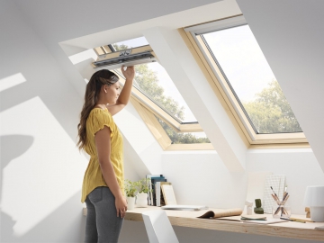 Prosklená plocha nové generace střešních oken VELUX je větší až o 10 %. Do interiéru tak dostanete více světla při stejných rozměrech oken.