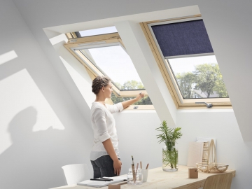 VELUX nově nabízí i kyvná střešní okna, která lze ovládat klikou ve spodní části okna. Jsou vhodná tam, kde je nutné okno umístit výše, např. kvůli vyšší nadezdívce.